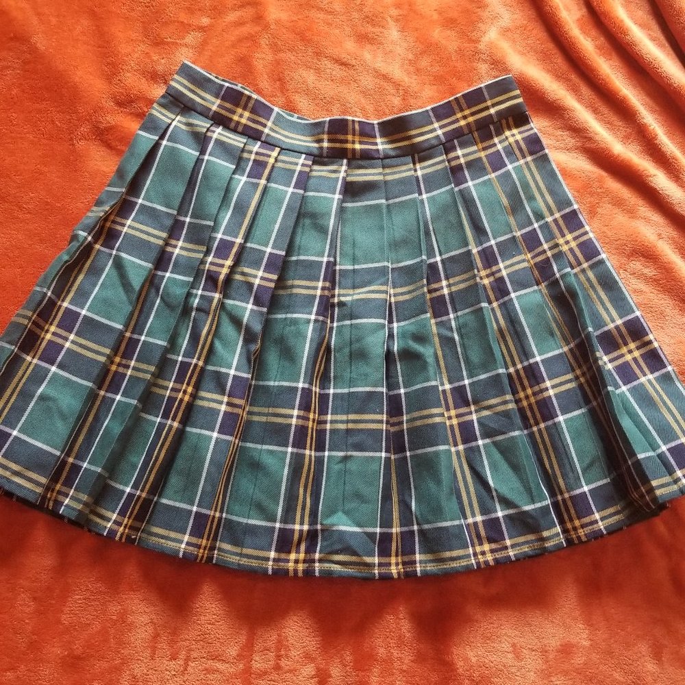 Green plaid pleated skirt school